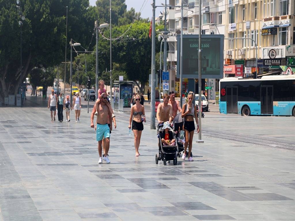Bu şehirde herkes böyle geziyor: Başka türlü imkanı yok 8